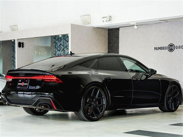 オプション:ブラックAudi rings&カーボン/グロスブラックスタイリングパッケージ