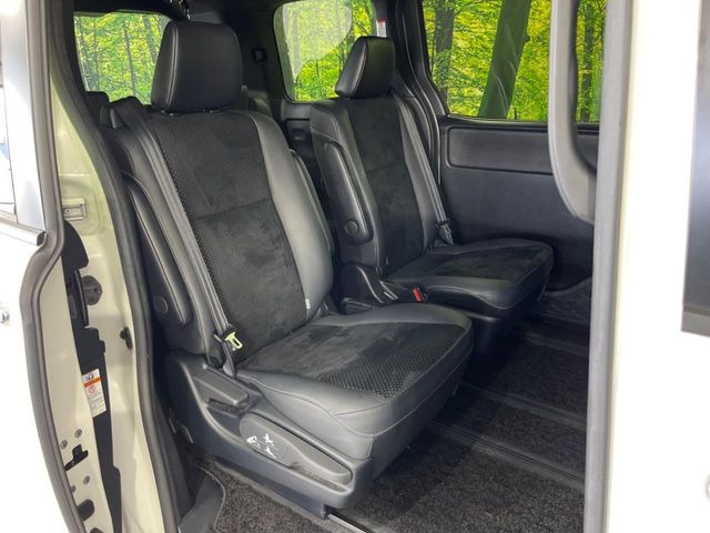 後部座席も気になるようなキズ・汚れやへたり等、大きなダメージはなく、良好な状態です。