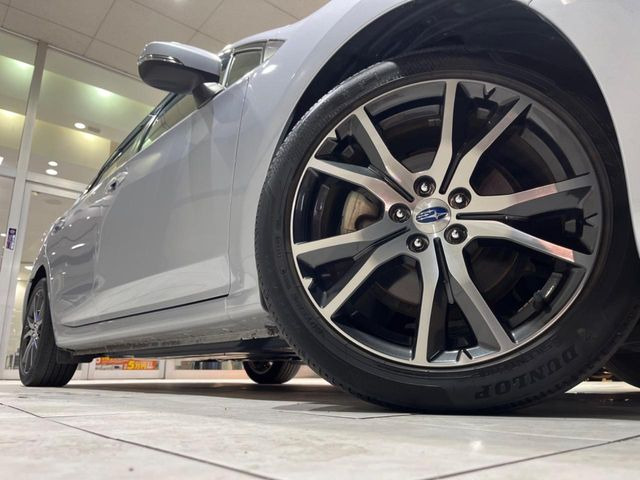 【純正17インチアルミホイール】外観にマッチした純正アルミホイールを装着しております。各種社外アルミホイールや、スタッドレスタイヤも取扱いしております。是非ご相談ください♪