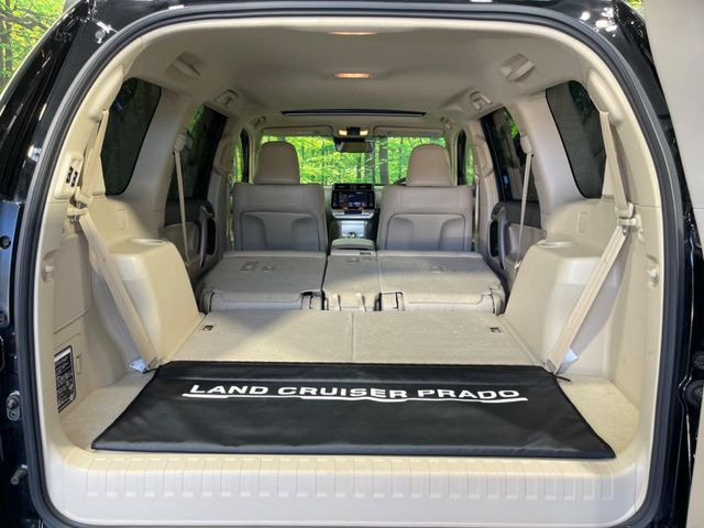 後席を格納すると、これだけの広さが!シーンに合わせたシートアレンジで、大きな荷物も積むことが出来ます♪
