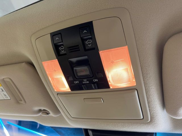 【サンルーフ】開放感たっぷりの希少装備、サンルーフが装着されています!車内に明かりを取り入れたり景色を楽しむ以外にも、車内の空気も簡単に換気できて快適です!