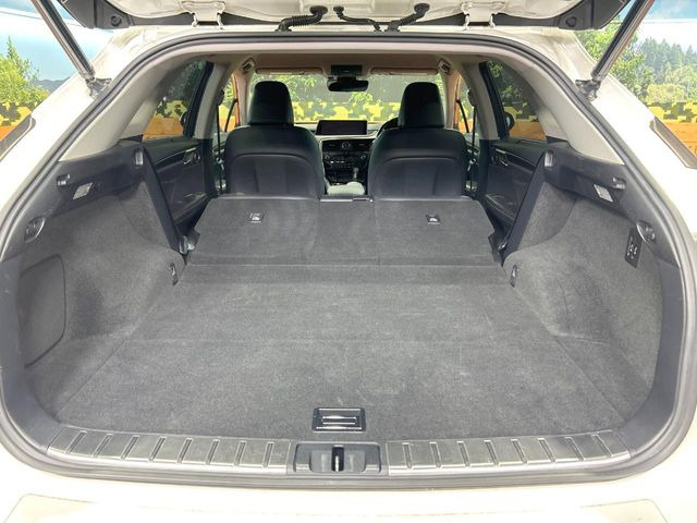 積み下ろしのしやすいデッキにはたっぷりと荷物を積み込んでいただけます。遊びから仕事まで、様々なシーンで頼れます♪