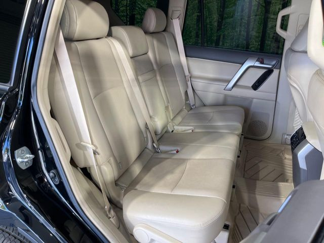 【本革シート】上質な本革を使用し、高級感あふれる本革シート。常に体に触れる部分だから、座り心地の良さにはこだわりたいですね♪汚れの付着や劣化を抑制する内装コーティング施工もおススメですよ♪