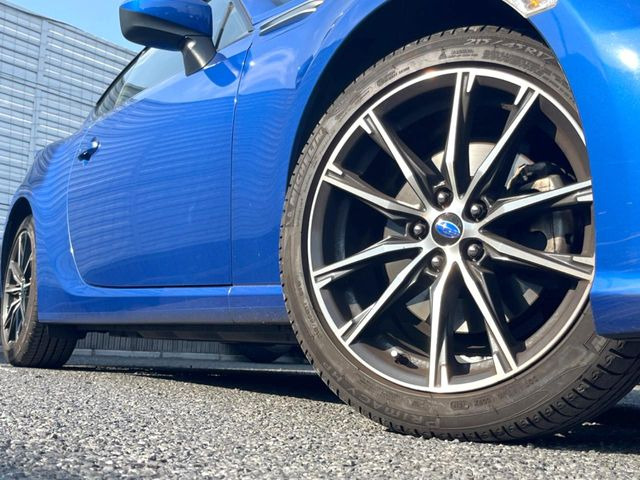 【純正アルミホイール】外観にマッチした純正アルミホイールを装着しております。各種社外アルミホイールや、スタッドレスタイヤも取扱いしております。是非ご相談ください♪