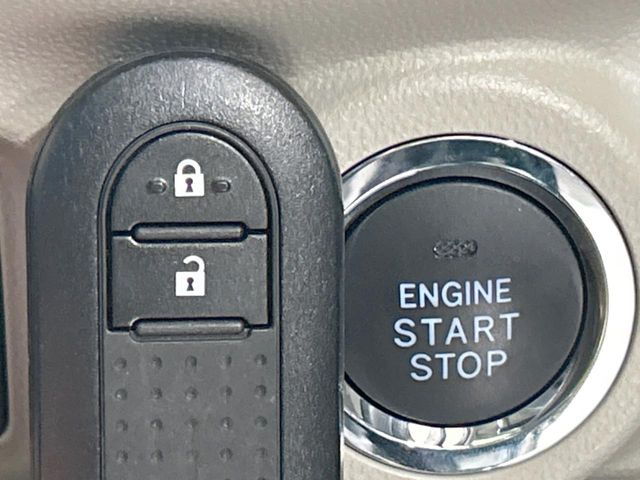 【キーフリーシステム】カバンやポケットに入れたままでもドアの施錠・解錠が可能なスマートキーを装備。エンジンのオン・オフ時もカギを取り出す必要が無いからとっても便利です♪