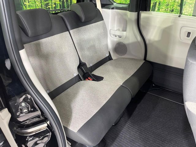 広々とした2列目シートは居住性が高く、居心地も快適!友達や家族とのお出かけにぴったりです。ベビーシートやチャイルドシート使用時も快適にお過ごしいただける十分な空間を確保しています。