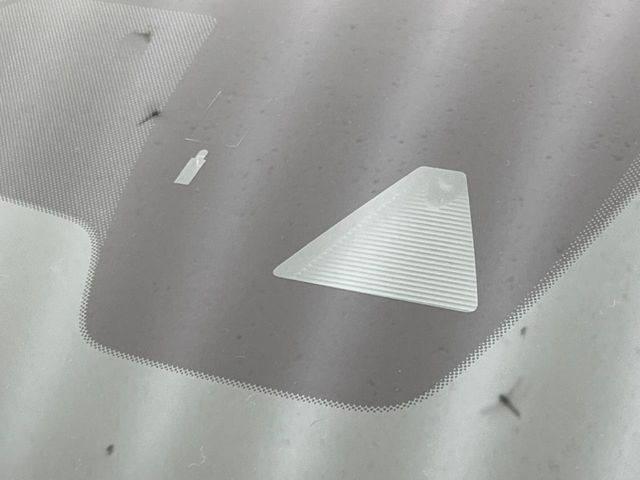 【スマートシティブレーキサポート】低速走行中に前方の車両等を認識し、衝突しそうな時は警報とブレーキで衝突回避と被害軽減をアシスト。より安全にドライブをお楽しみいただけます。