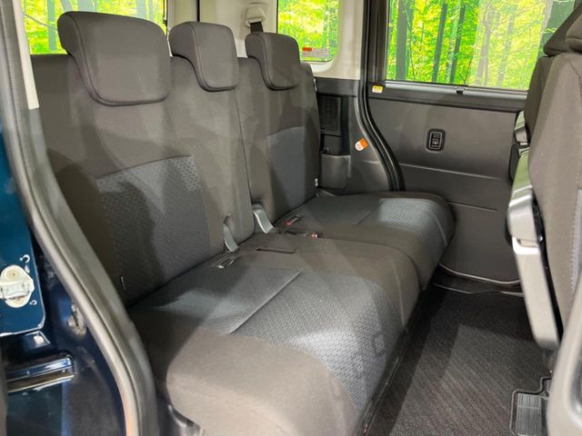 後部座席も気になるようなキズ・汚れやへたり等、大きなダメージはなく、良好な状態です。