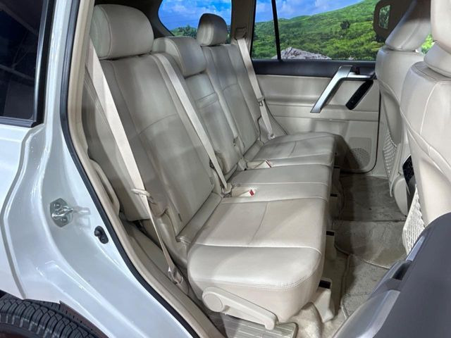 後部座席も気になるようなキズ・汚れやへたり等、大きなダメージはなく、良好な状態です。