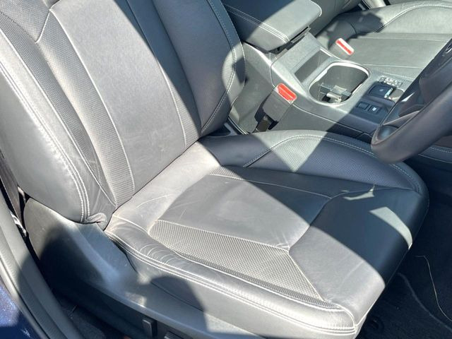 【黒革シート】上質な本革を使用し、高級感あふれる黒革シート。常に体に触れる部分だから、座り心地の良さにはこだわりたいですね♪汚れの付着や劣化を抑制する内装コーティング施工もおススメですよ♪