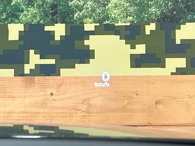 �y�w�b�h�A�b�v�f�B�X�v���C�z���݂̑��x�⑖�s�����f�W�^���\���ŉ^�]�ȑO���̃K���X�ɓ��e!�^�]���A�ڐ������炳���K�v�ȏ����m�F�ł���̂łƂ��Ă��֗��ň��S!