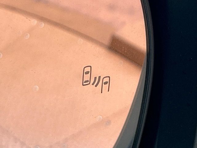 【ブラインドスポットモニター】走行中、ドアミラーの死角になりやすい箇所に後続車が接近するとサイドミラーのレンズに警告を表示!ドライバーに注意喚起をしてくれます。