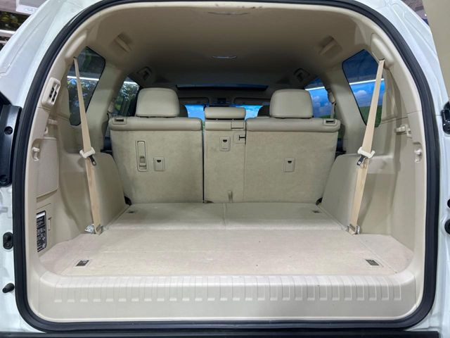 後席を格納すると、これだけの広さが!シーンに合わせたシートアレンジで、大きな荷物も積むことが出来ます♪