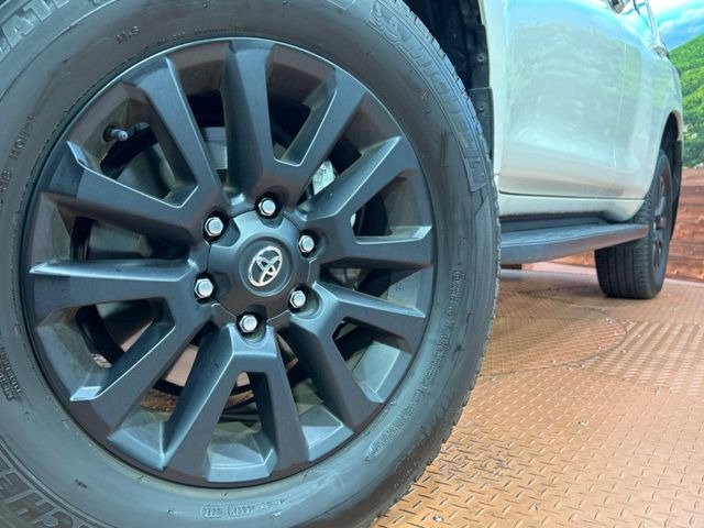 【純正18インチアルミホイール】外観にマッチした純正アルミホイールを装着しております。各種社外アルミホイールや、スタッドレスタイヤも取扱いしております。是非ご相談ください♪