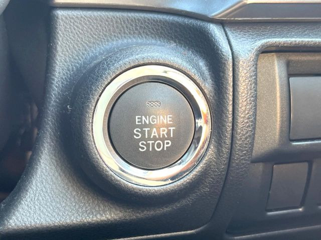 【アクセスキー&プッシュスタート】カバンやポケットに入れたままでもドアの施錠・解錠が可能なスマートキーを装備。エンジンのオン・オフ時もカギを取り出す必要が無く、ボタンをプッシュするだけでOK♪