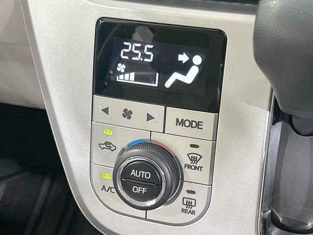 【オートエアコン】一度お好みの温度に設定すれば、車内の温度を検知し風量や温度を自動で調整。暑い…寒い…と何度もスイッチ操作をする必要はありません。快適な車内空間には必須の機能ですね♪