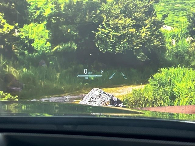 【カラーヘッドアップディスプレイ】現在の速度や走行情報をデジタル表示で運転席前方のガラスに投影!カラー付きで視認性も高く、運転中目線をずらさず必要な情報を確認できるのでとっても便利で安心!