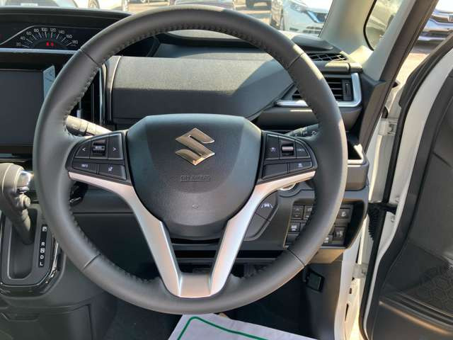 ステアリングは革巻き!しっとりと手に馴染む本革ならではの感触!確かな操作感!