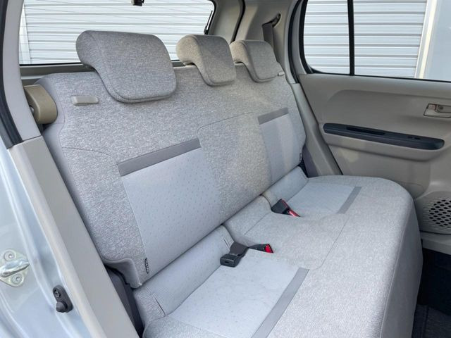 コンパクトカーですが、セカンドシートは十分な広さがあり快適にお乗りいただけます♪シートを倒して大きな荷物を積んだりと、用途の幅が広い1台です。