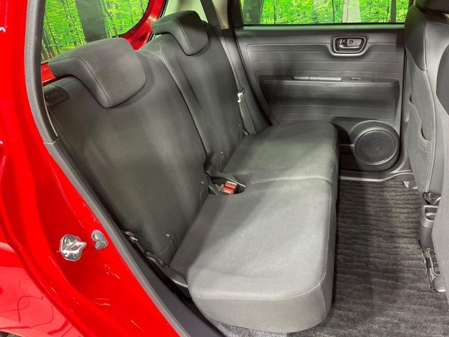 後部座席も気になるようなキズ・汚れやへたり等、大きなダメージはなく、良好な状態です。