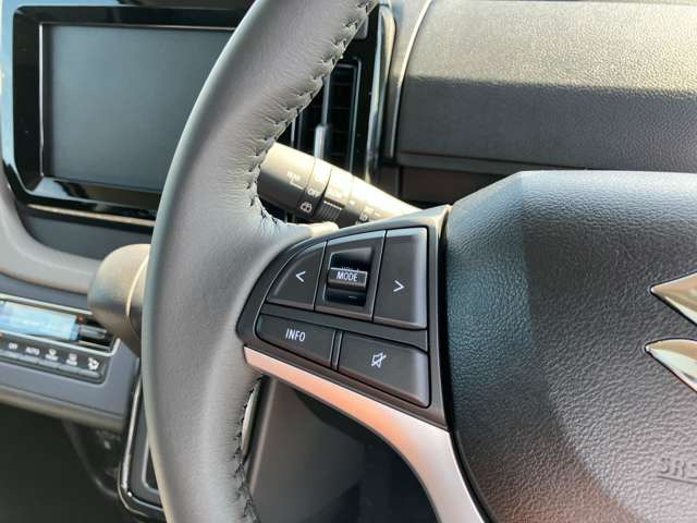 ステアリングオーディオスイッチ!オーディオのチャンネル、ボリューム調整などドライバーの視線移動や焦点の調節を減らし、安全運転に貢献します。