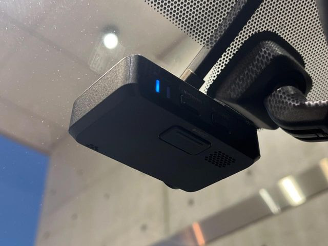 【ドライブレコーダー】安心・安全なカーライフに必須のドライブレコーダーを装備!走行中はもちろん、あおり運転や事故に遭遇した際の状況も映像で記録し、万一のリスクに備えます。