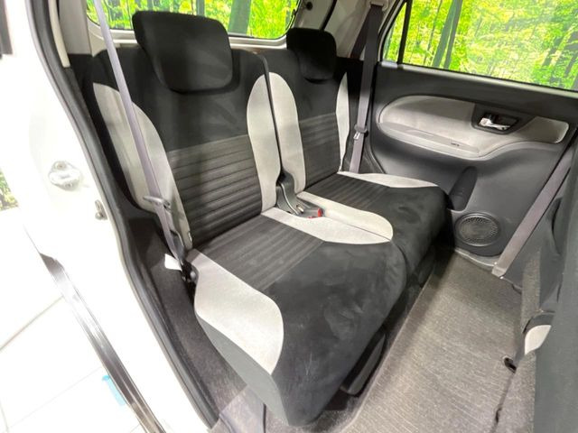 後部座席も気になるようなキズ・汚れやへたり等、大きなダメージはなく、良好な状態です。