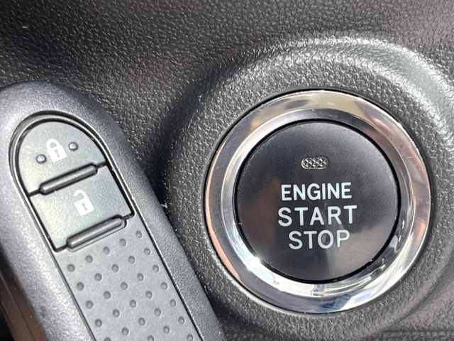 【キーフリーシステム】カバンやポケットに入れたままでもドアの施錠・解錠が可能なスマートキーを装備。エンジンのオン・オフ時もカギを取り出す必要が無いからとっても便利です♪