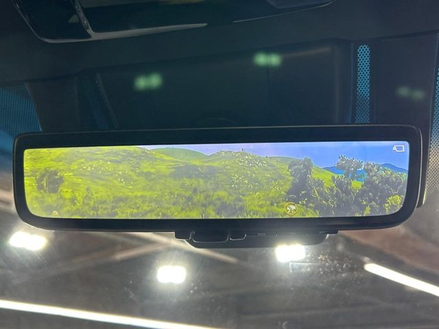 【デジタルインナーミラー】後席の大きな荷物や同乗者で後方が確認しづらい時でも安心!カメラが撮影した車両後方の映像をルームミラー内に表示。クリアな視界で状況の確認が可能です!