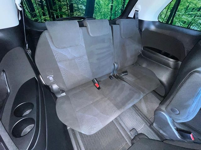 3列目シートはもちろん状態良好☆大人でもゆったりと座って頂けますので、大人数でのお出かけもラクラクです♪ご家族で、気の知れた仲間で、ドライブに行くのが楽しみですね♪