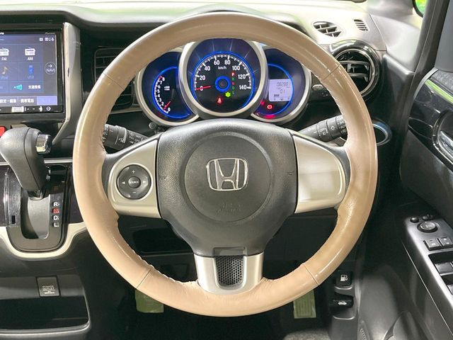 �C���e���A�ɍ��킹���f�U�C���̃X�e�A�����O�́A�^�]�������̂��Ƃ��l���A�^�]���₷���`��A�傫���ł��B�����x�A���ۂɐG���Ă��m���߂��������B