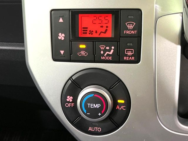 【オートエアコン】一度お好みの温度に設定すれば、車内の温度を検知し風量や温度を自動で調整。暑い…寒い…と何度もスイッチ操作をする必要はありません。快適な車内空間には必須の機能ですね♪