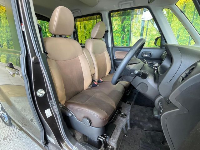 運転席まわりには十分なスペースがあり、大柄な方でもゆったり運転していただける環境です。