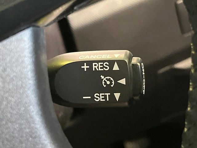 【クルーズコントロール】高速道路もラクラク走行。アクセルを離しても一定速度で走行ができ、長距離運転時の負担を軽減!加速・減速も簡単なスイッチ操作で調整できます。