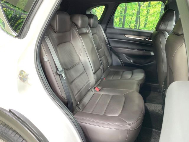 後部座席も気になるようなキズ・汚れやへたり等、大きなダメージはなく、良好な状態です。
