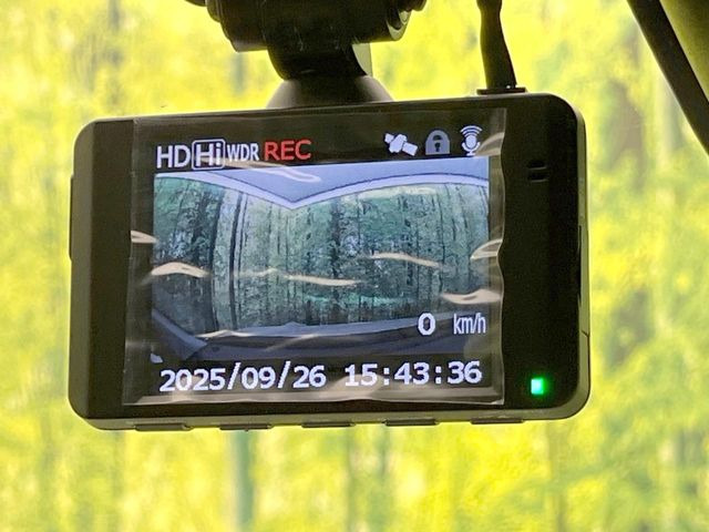 【ドライブレコーダー】安心・安全なカーライフに必須のドライブレコーダーを装備!走行中はもちろん、あおり運転や事故に遭遇した際の状況も映像で記録し、万一のリスクに備えます。