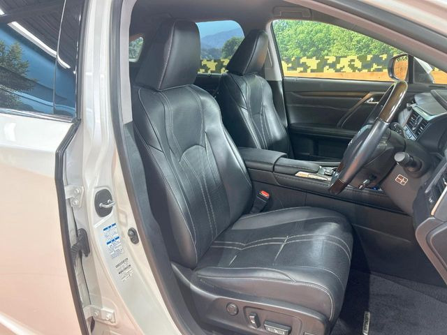 運転席まわりには十分なスペースがあり、大柄な方でもゆったり運転していただける環境です。