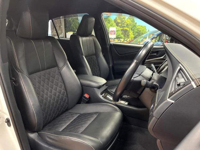 【ハーフレザーシート】高級感と座り心地を両立した人気のシート♪背面・座面のファブリック素材は、通気性の良さや滑りにくさに優れています。気温や服装に左右されず快適にお乗りいただけます。