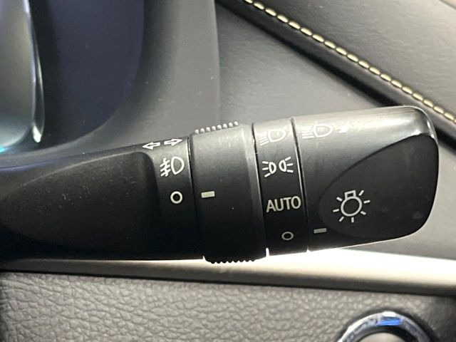 【オートライト】周りの明るさに応じて自動でヘッドライトの点灯・消灯ができる機能です!ライトの付け忘れ・消し忘れなどが無くなり、雨の日や夕方の走行も安心!トンネル通過時も便利ですね♪