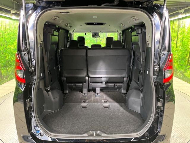 ���i�̂���������ʋ΁A���}���ɏ\���ȉ׎��X�y�[�X���m�ۂ��Ă���܂��B�Z�J���h�V�[�g��|���ƁA�傫�ȉו��̐ύڂ��\�ł���