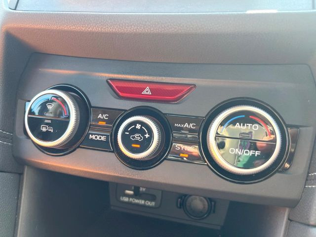 【左右独立型フルオートエアコン】運転席と助手席でそれぞれお好みの温度に設定可能。同乗者にも配慮した、快適な空調をお届け致します。