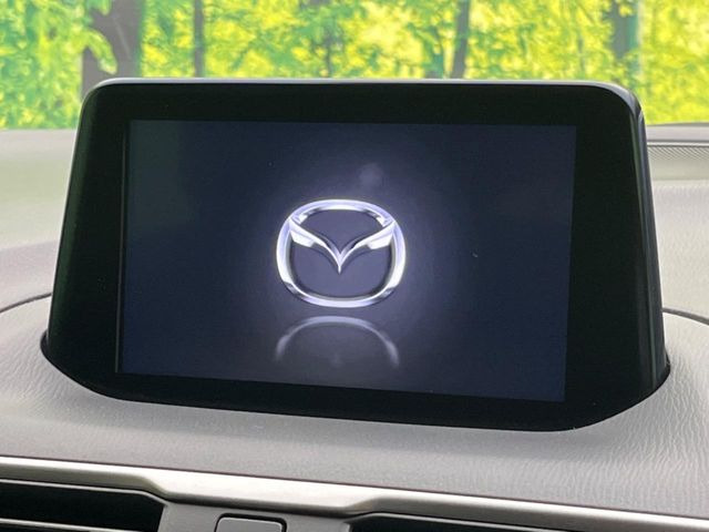 【マツダコネクトナビ】車内の雰囲気にマッチした一体型タイプのナビ。各種車輌設定やBluetooth再生等、様々な機能が楽しめます。直感的なダイヤル操作が可能で、使い勝手も良好です。