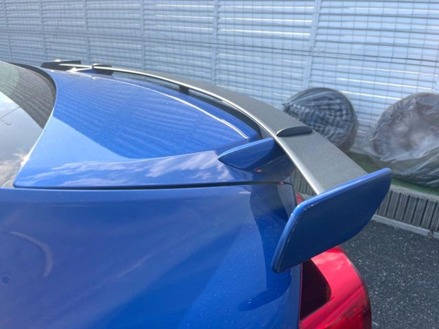 【リヤスポイラー】スポーツカーらしさがグッと引き立つ大型リヤスポイラーを装着♪高速走行時のスタビリティ(走行安定性)向上に役立ちます。