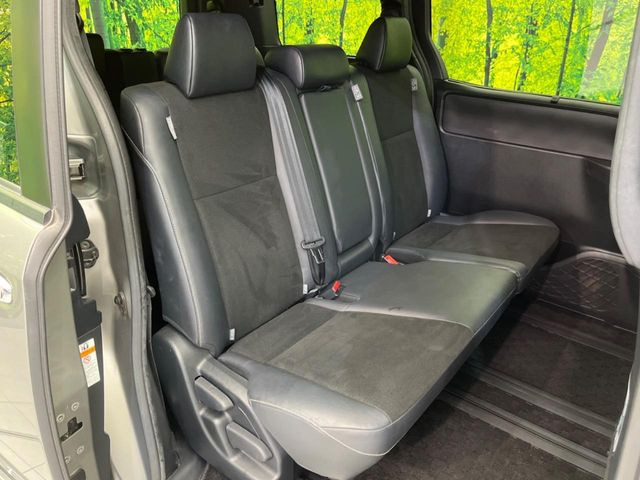 後部座席も気になるようなキズ・汚れやへたり等、大きなダメージはなく、良好な状態です。