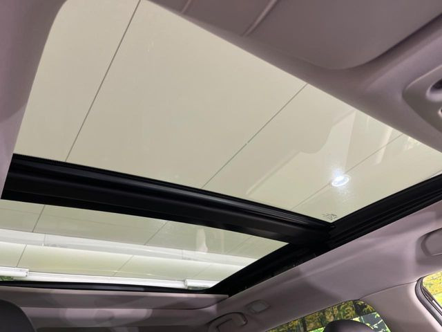 【ガラスルーフ】ガラスルーフ搭載で車内の解放感が一気にアップ!開放的なドライブをお楽しみいただけます。