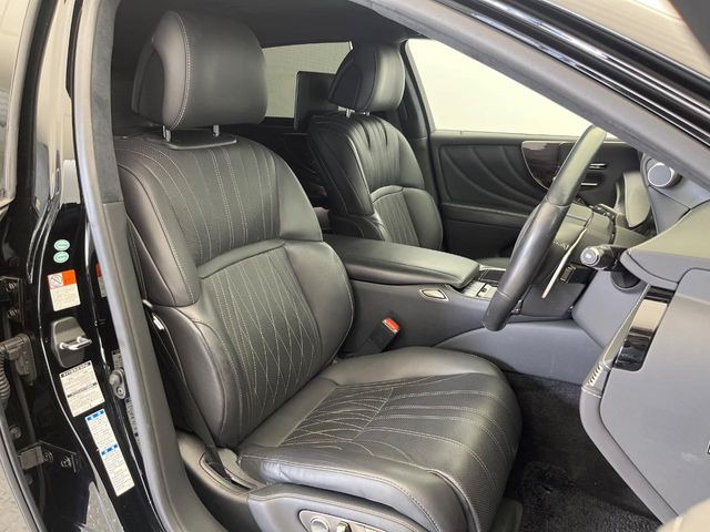 【黒革シート】上質な本革を使用し、高級感あふれる黒革シート。常に体に触れる部分だから、座り心地の良さにはこだわりたいですね♪汚れの付着や劣化を抑制する内装コーティング施工もおススメですよ♪