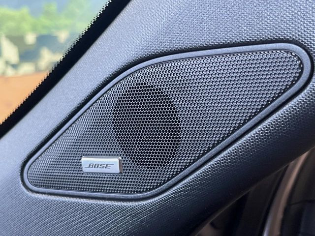 【BOSEサウンドシステム】メーカーオプションの高品位サウンドシステムを搭載。専用のチューニングが施された大小様々なスピーカーから良質なサウンドが奏でられ、臨場感あふれる音響空間を演出します。