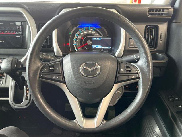 インテリアに合わせたデザインのステアリングは、運転される方のことも考え、運転しやすい形状、大きさです。是非一度、実際に触ってお確かめください。