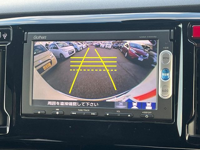 【バックカメラ】駐車時に後方がリアルタイム映像で確認できます。大型商業施設や立体駐車場での駐車時や、夜間のバック時に大活躍!運転スキルに関わらず、今や必須となった装備のひとつです!