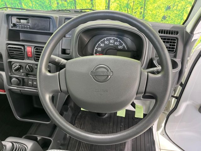 �C���e���A�ɍ��킹���f�U�C���̃X�e�A�����O�́A�^�]�������̂��Ƃ��l���A�^�]���₷���`��A�傫���ł��B�����x�A���ۂɐG���Ă��m���߂��������B